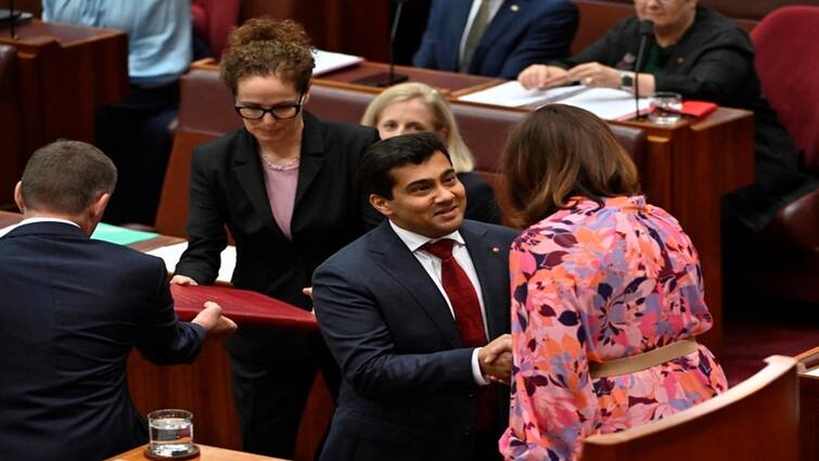 International News: Senator Varun Ghosh is the first ever Australian Senator sworn in on the Bhagavad Gita. Varun Ghosh: ભારતીય મૂળના ઓસ્ટ્રેલિયન સેનેટર વરૂણ ઘોષે ભગવદ ગીતા પર હાથ રાખી શપથ લીધા, જાણો કોણ છે