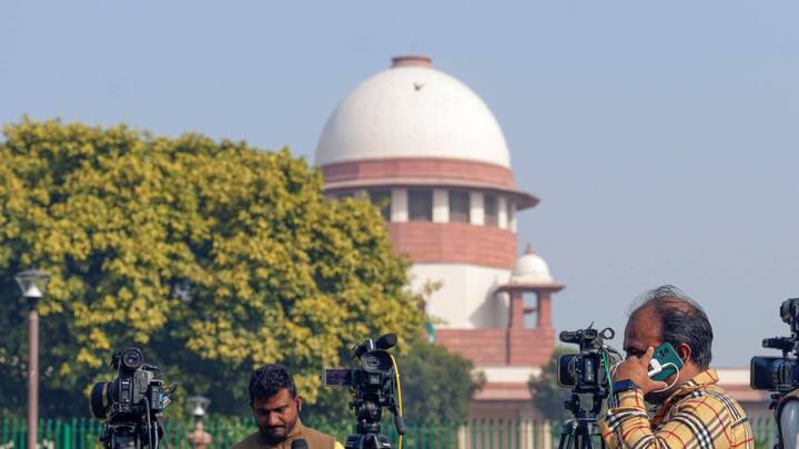 सुप्रीम कोर्ट में सोमवार (29 जनवरी) को ही मथुरा के कृष्ण जन्मभूमि-शाही ईदगाह मस्जिद विवाद से संबंधित कई याचिकाओं पर सुनवाई स्थगित कर दी. जस्टिस संजीव खन्ना की अध्यक्षता वाली पीठ ने कहा, 