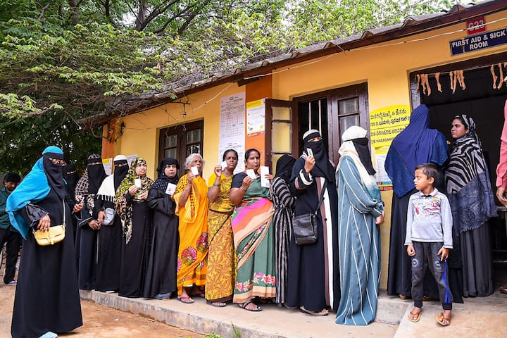 वोटिंग को लेकर अक्सर लोगों के मन में कई तरह के सवाल होते हैं. आज भी कई लोग ऐसे हैं, जिनके एक से ज्यादा वोटर कार्ड हैं.