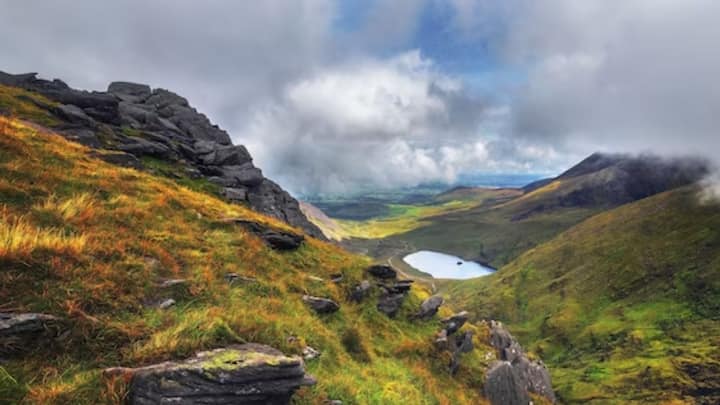 ১৯৬৯ সালে হিংসা, অশান্তি এমন পর্যায়ে পৌঁছয় যে, ব্রিটেনকে নর্দার্ন আয়ারল্যান্ডে সেনা নামাতে হয়। এর তিন বছর পর পর পর সন্ত্রাস হামলার জেরে ব্রিটেনের প্রত্যক্ষ শাসন কায়েম হয় নর্দার্ন আয়ারল্যান্ডে। ছবি: ফ্রিপিক।
