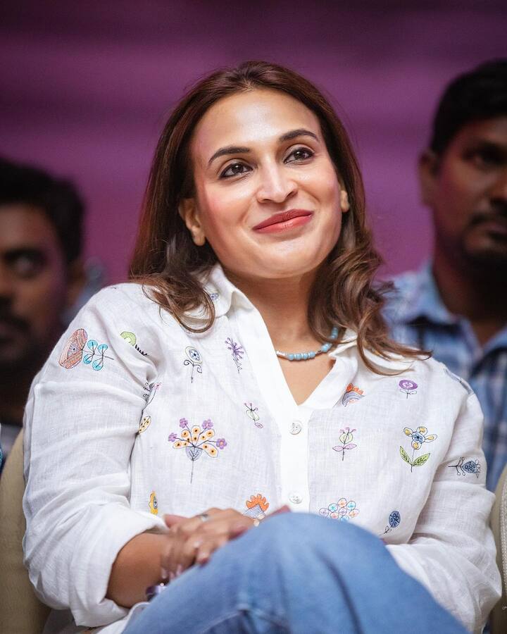 “லால் சலாம் படத்தின் கதை என்னவென்று பார்த்தால் ஒரு ஊரில் தேர் திருவிழாவை முன்னிட்டு நடக்கும் கிரிக்கெட் விளையாட்டில் பிரச்சினை வெடிக்கிறது. இதனால் என்ன நடக்கிறது என்பதே காட்சிகளாக வைக்கப்பட்டுள்ளது.”என இயக்குநர் ஐஸ்வர்யா ரஜினிகாந்த் பேசினார்.