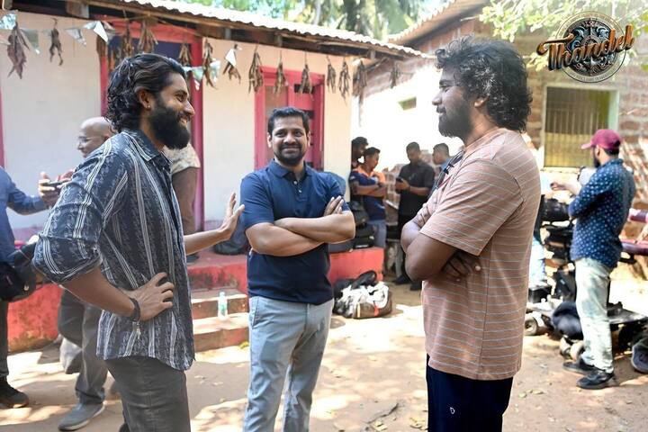 ఈ చిత్రంలో సాయి పల్లవి, నాగ చైతన్య మధ్యన ప్రేమను నేచురల్ గా చూపించేందుకు మేకర్స్ ప్రయత్నిస్తున్నారు. తాజా షెడ్యూల్ షూటింగ్ ఫోటోలను పరిశీలిస్తే, సాయి పల్లవి, నాగ చైతన్య నేచురల్ లుక్ లో కనిపించారు. ఈ చిత్రంలో నాగ చైతన్య కోసం ఎదురు చూసే అమ్మాయిలా చక్కటి నటించినట్లు తెలుస్తోంది. Photo Credit: Geetha Arts/Instagram