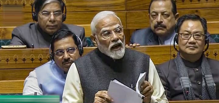 प्रधानमंत्री नरेंद्र मोदी ने सोमवार (5 फरवरी) को बजट सत्र के दौरान कांग्रेस पर जोरदार हमला बोला. इस दौरान पीएम मोदी ने पूर्व प्रधानमंत्री जवाहर लाल नेहरू का भाषण पढ़ा और कहा कि पंडित नेहरू और इंदिरा गांधी ऐसा सोचते थे कि भारत के लोग कम अक्ल और आलसी होते हैं.