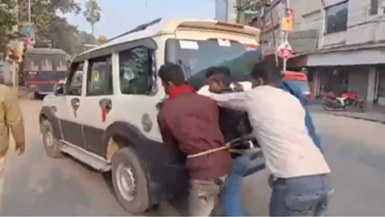 accused pushing police jeep runs out of fuel bihar police video goes viral VIDEO : पोलिसांच्या गाडीचं पेट्रोल संपलं तर कैद्यांनीच मारला गाडीला धक्का; बिहार पोलिसांच्या करामतीने सर्वच हैराण