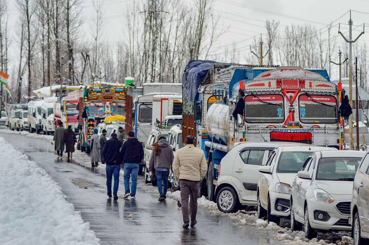 भीषण सर्दी ‘चिल्लई कलां’ की 40 दिन की अवधि समाप्त हो चुकी है, लेकिन कश्मीर में शीतलहर जारी है. घाटी इस समय 20 दिन के ‘चिल्लई-खुर्द’ (भीषण के मुकाबले कम ठंड) की चपेट में है.(फाइल फोटो)