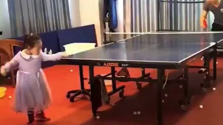 Little girl playing Table Tennis like a professional player you will be amazed after watching video Watch: इस छोटी सी बच्ची को टेबल टेनिस खेलते देख खुली रह जाएंगी आंखें, वीडियो बार-बार देखने को हो जाएंगे मजबूर