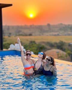 Surveen Chawla: સુરવીન ચાવલાએ બિકીની પહેરી પુલમાં આપ્યા ગ્લેમરસ પોઝ