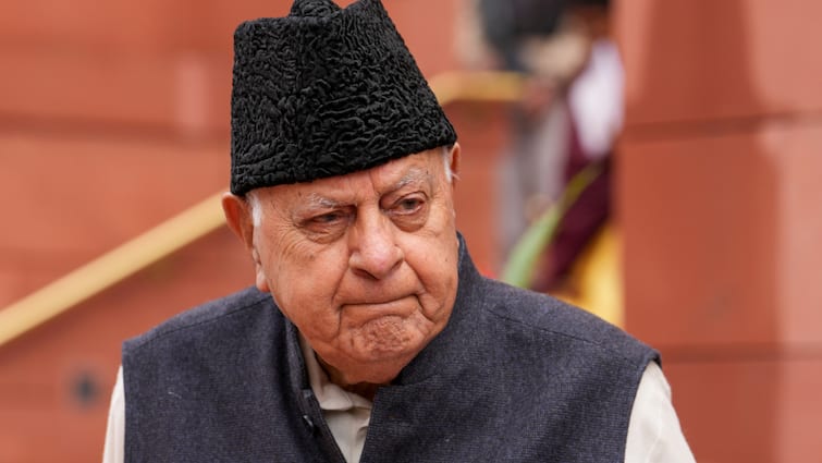 Farooq Abdullah On PM Modi claim on 370 seats for BJP लोकसभा सीटों को लेकर पीएम मोदी के बयान पर फारूक अब्दुल्ला बोले, 'उनके पास एक तिलस्मी चिराग है इसलिए...'