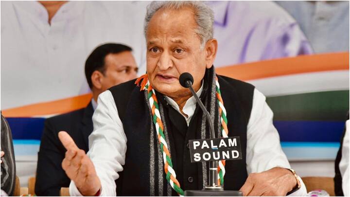 अशोक गहलोत ने कहा कि यह सुनिश्चित करना जरूरी है कि सामाजिक न्याय के जरिए समाज के हर पिछड़े वर्ग को उसका अधिकार मिल सके. (फाइल फोटो)