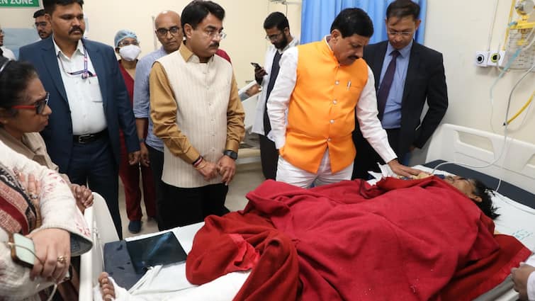 Harda Factory Blast CM Mohan Yadav reached Hamidia Hospital to meet the injured ann Harda Factory Blast: हमीदिया अस्पताल में घायलों से मिले CM मोहन यादव, बोले- पीड़ितों के साथ खड़ी है सरकार
