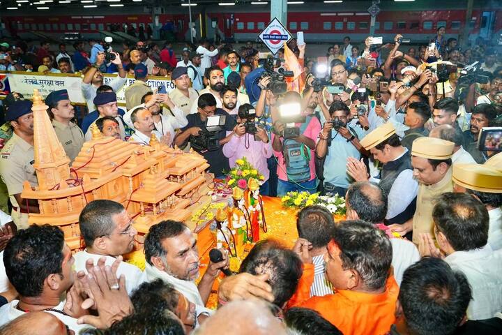 यावेळी जय श्री रामच्या घोषणांनी छत्रपती शिवाजी महाराज टर्मिनसचे वातावरण राममय झाले होते.  (Photo credit : Telegram/Devendra fadnavis)