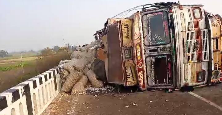 हा ट्रक रस्त्याच्या मधोमध पलटी झाल्यामुळे दुसऱ्या एकाही वाहनाला पुढे जाता येत नव्हतं परिणामी वाहतूक ठप्प झाली. (Photo Credit :ABP MAJHA/Reporter Hingoli)