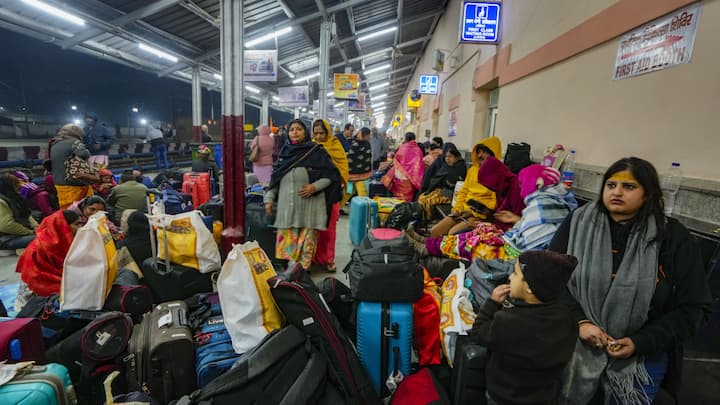 Indian Railways: ट्रेन में सफर के दौरान कई बार लोग अपना कीमती सामान भूल जाते हैं, जिसके बाद उन्हें पता नहीं होता है कि कैसे ये सामान वापस मिल सकता है.