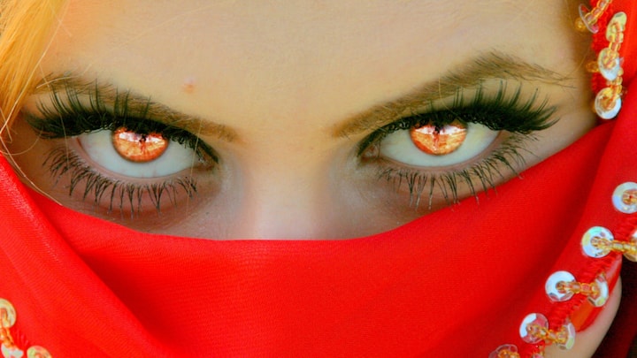 सुबह हो या दोपहर या फिर रात... तस्वीरें खींचने का ये सिलसिला चलता रहता है. लेकिन क्या कभी आपने गौर किया है कि रात के वक्त जब आप किसी की तस्वीर खींचते हैं तो फोटो में व्यक्ति की आंखे लाल दिखाई देती हैं.