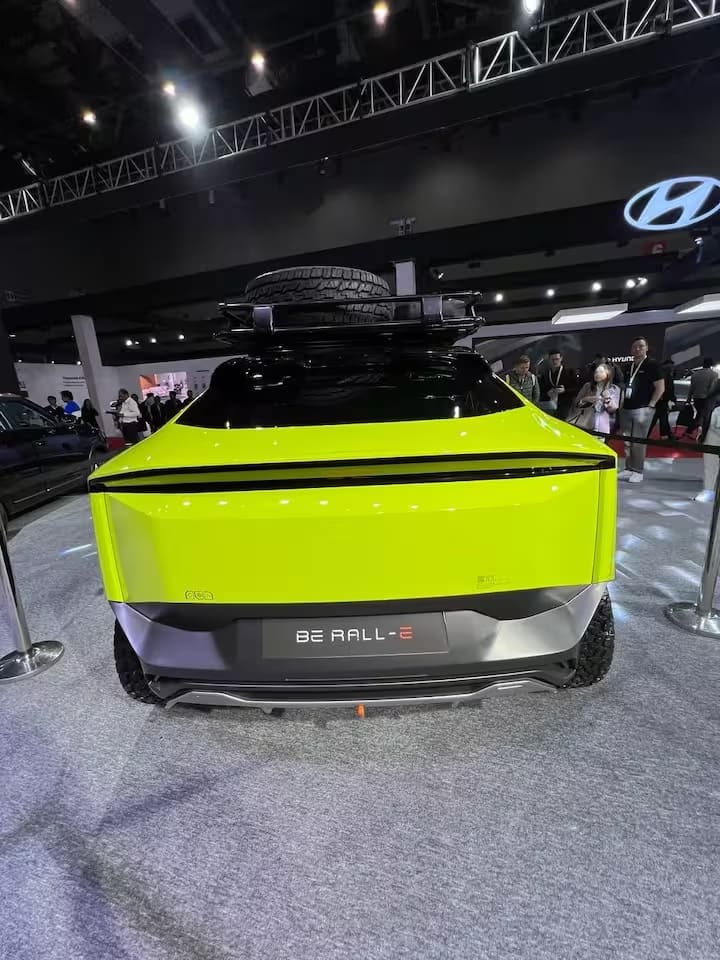 આગળના ભાગમાં તમને વિવિધ રાઉન્ડ હેડલેમ્પ્સ અને નવી લાઇટિંગ DRL મળે છે, જ્યારે બમ્પર પર ઘણી બધી ક્લેડીંગ જોવા મળે છે. આસપાસ જુઓ અને તમે નવા મોટા ઓફ-રોડ સ્પેક ટાયર અને જેક અપ વલણ પણ જોશો.