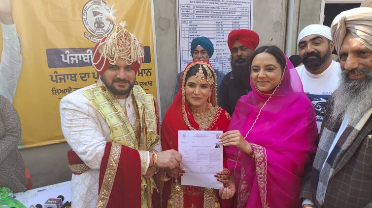 The newly wedded couple received the marriage registration certificate just 5 minutes Punjab Government: ਨਵ-ਵਿਆਹੀ ਜੋੜੀ ਨੂੰ ਆਨੰਦ ਕਾਰਜ ਤੋਂ 5 ਮਿੰਟ ਬਾਅਦ ਹੀ ਮਿਲਿਆ ਵਿਆਹ ਦਾ ਰਜਿਸਟ੍ਰੇਸ਼ਨ ਸਰਟੀਫਿਕੇਟ