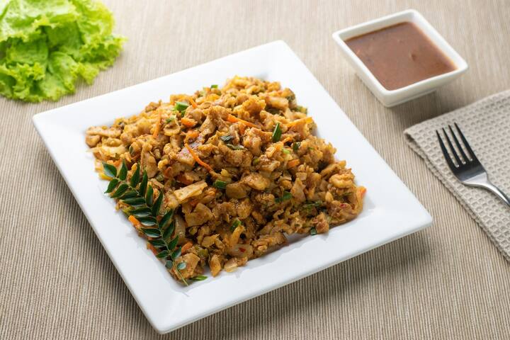 முன்கூட்டியே செய்த சப்பாத்தி அல்லது மீதமுள்ள சப்பாத்தியை சமையலறை கத்தரிக்கோலைப் பயன்படுத்தி, நூடுல்ஸ் போல வெட்டி கொள்ளவும்.