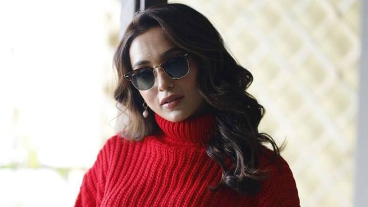 সোশ্যাল মিডিয়ায় এই ছবি শেয়ার করে নিয়েছেন নায়িকা-সাংসদ। সদ্য তিনি প্রকাশ করেছেন তাঁর নতুন মিউজিক ভিডিও, 'ভাল্লাগেনা'। নিজেই এই গান গেয়েছেন তিনি, ভিডিওতেও দেখা গিয়েছে তাঁকেই।