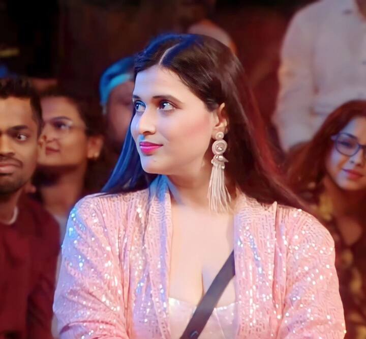 या फोटोमध्ये दोघेही त्यांच्या नवीन प्रोजेक्टसमोर दिसत आहेत. मन्नारा आणि अभिषेक रस्त्यावर पोज देताना दिसत आहेत.(pc:memannara/ig)