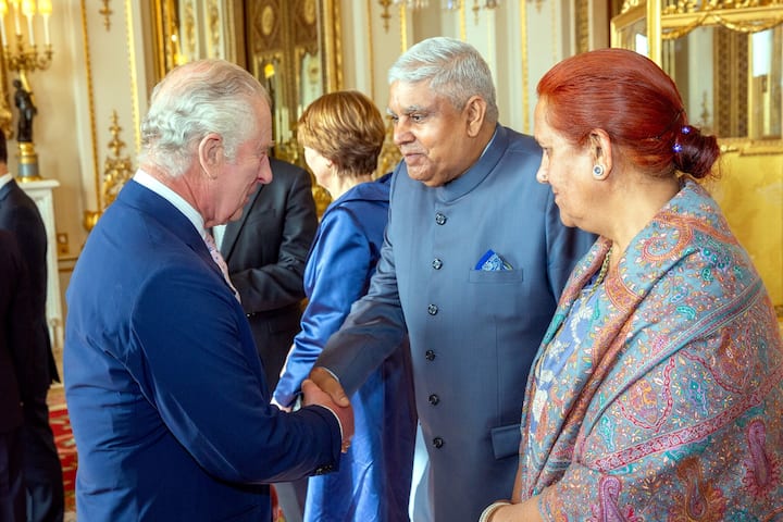 राणी एलिझाबेथ II च्या मृत्यूनंतर, राजा चार्ल्स तिसरा ब्रिटनचा राजा झाला. गेल्या वर्षी मे महिन्यात त्यांचा राज्याभिषेक झाला होता. यानंतर त्यांना राजा चार्ल्स तिसरा असं संबोधलं जातं. (Photo Credit : PTI)