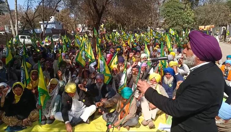 Farmer Protest in front of mansa dc office know details Farmer Protest: ਮਾਨਸਾ ਦੇ ਡੀਸੀ ਦਫ਼ਤਰ ਬਾਹਰ ਕਿਸਾਨਾਂ ਦਾ ਪੰਜ ਰੋਜ਼ਾ ਧਰਨਾ ਸ਼ੁਰੂ, ਜਾਣੋ ਮੰਗਾਂ