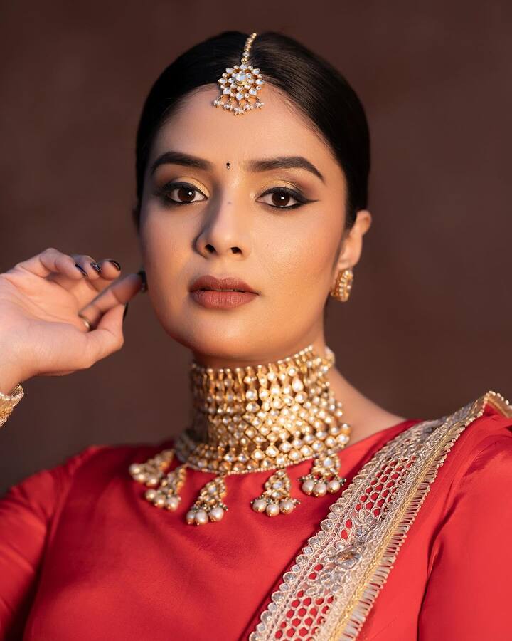 తెలుగు యాంకర్గా ప్రేక్షకుల హృదయాల్లో చెరగని ముద్ర వేసింది శ్రీముఖి. నటిగా తెలుగు ప్రేక్షకులకు పరిచమైనా.. యాంకర్గానే ఈ భామ ఎక్కువమంది అభిమానులను సంపాదించుకుంది.(Images Source : Instagram/sreemukhi)