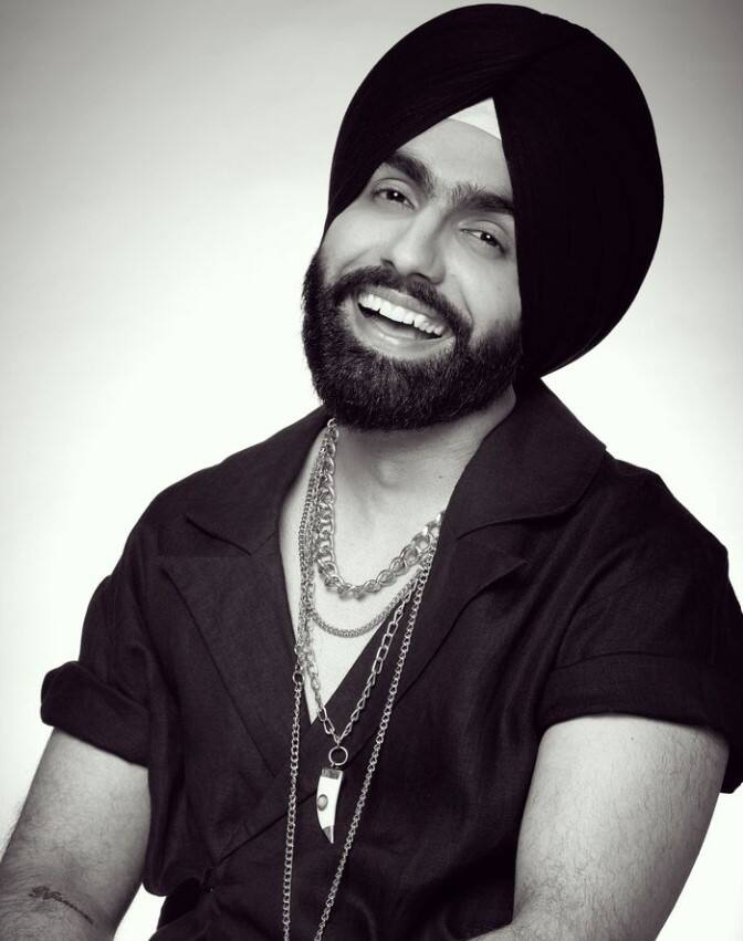 ਐਮੀ ਦੀ ਇਸ ਲੁੱਕ ਨੂੰ ਪ੍ਰਸ਼ੰਸਕ ਬੇਹੱਦ ਪਿਆਰ ਦੇ ਰਹੇ ਹਨ। ਇੱਕ ਯੂਜ਼ਰ ਨੇ ਕਮੈਂਟ ਕਰਦੇ ਹੋਏ ਲਿਖਿਆ, ਐਮੀ ਪਾਜ਼ੀ ਬਹੁਤ ਐਂਡ ਲੱਗ ਰਹੇ।