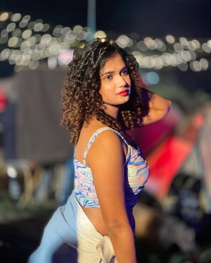 అరియానా గ్లోరి యాంకర్​గా ఎప్పటినుంచో పని చేసినా.. ఆర్జీవీ ఇంటర్వ్యూతోనే లైమ్​ లైట్​లోకి వచ్చింది. ఆయన్ని బోల్డ్​గా ఇంటర్వ్యూ చేసి.. లాక్​డౌన్​ సమయంలో బాగా ఫేమస్ అయింది.(Images Source : Instagram/ariyanaglory)