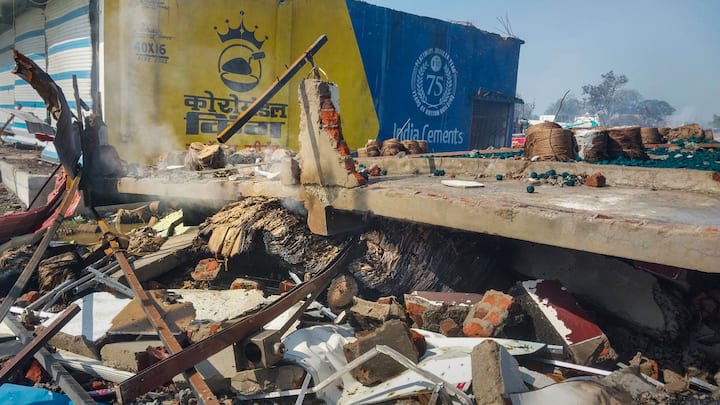 धमाके की आवाज के चलते 200 मीटर दूर मौजूद घरों के टीन और छप्पर उड़ने लगे थे. लोग जान बचाने के लिए एक किलोमीटर तक भागे.