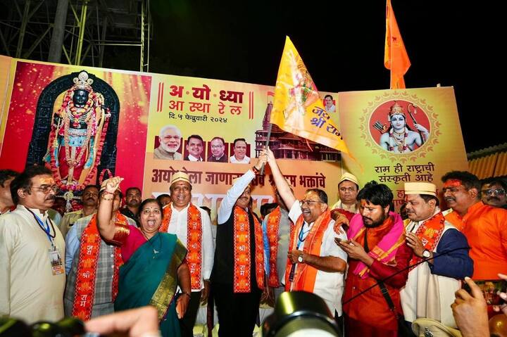 छत्रपती शिवाजी महाराजांची पावनभूमी असलेल्या महाराष्ट्रातून अयोध्येपर्यंत 'आस्था स्पेशल ट्रेन' सुरू झाल्याने राम भक्तांनी स्वागत केले.  (Photo credit : Telegram/Devendra fadnavis)