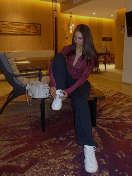 ਇਸ ਵਿਚਾਲੇ ਅਦਾਕਾਰਾ ਵੱਲੋਂ ਆਪਣੇ ਹੌਟ ਲੁੱਕ ਦੀਆਂ ਕੁਝ ਤਸਵੀਰਾਂ ਸ਼ੇਅਰ ਕੀਤੀਆਂ ਗਈਆਂ ਹਨ। ਜਿਨ੍ਹਾਂ ਨੇ ਸਭ ਦਾ ਧਿਆਨ ਆਪਣੇ ਵੱਲ ਖਿੱਚਿਆ ਹੈ।