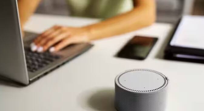 આજકાલ બ્લૂટૂથ સ્પીકર્સનો ઘણો ક્રેઝ છે. જો તમારા પાર્ટનરને પણ સંગીતમાં રસ છે તો તેને આ ગિફ્ટ ચોક્કસ ગમશે. તમે તેને ઓનલાઈન પણ ખરીદી શકો છો. કેટલીક સાઇટ્સ પર તે માત્ર 300 રૂપિયામાં ઉપલબ્ધ છે.