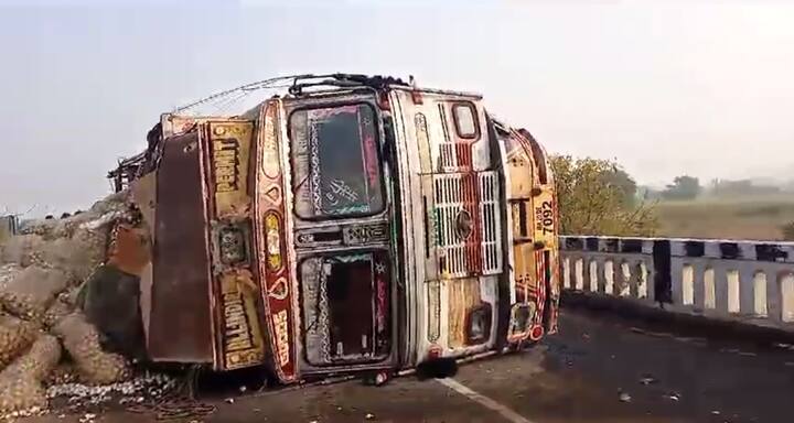 या अपघातामुळे शाळेला जाणारे विद्यार्थी, ऑफिसला जाणारे नागरिक यांना बराच काळ या रस्त्यावर तात्कळत थांबावे लागले. (Photo Credit :ABP MAJHA/Reporter Hingoli)