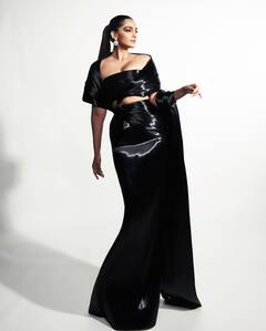 PHOTO: ऑफ शोल्डर ड्रेसमध्ये सोनम कपूरने फ्लॉन्ट केली परफेक्ट फिगर, पाहा फोटो!