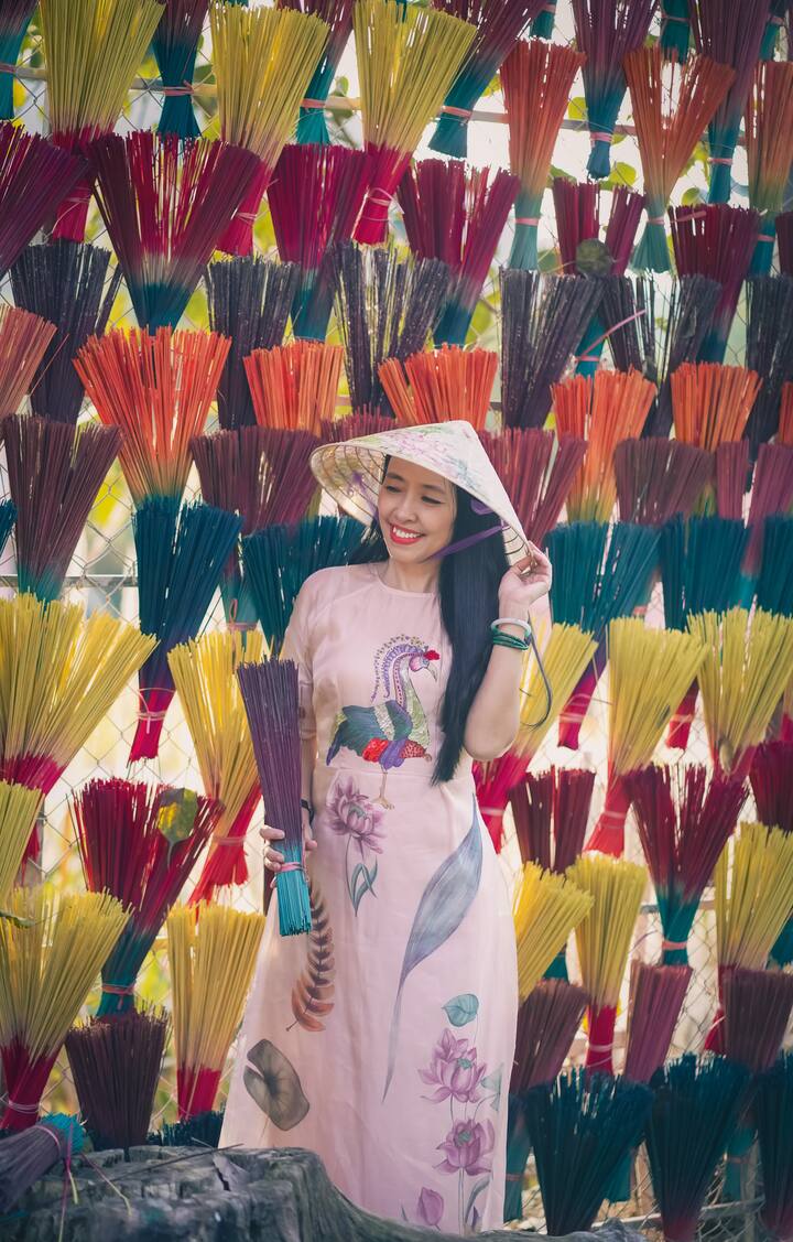 दरअसल इस गांव में अगरबत्तियों का एक बड़ा उद्योग है. जहां रंगबिरंगी अगरबत्तियां बनाई जाती हैं. ये अगरबत्तियां जब बाहर सुखनेे के लिए रखी जाती हैं तो इनकी सुंदरता देखते ही बनती है.