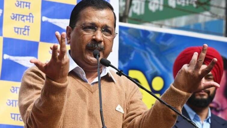 Delhi court asks CM Arvind Kejriwal to appear before it on Feb 17 in Liquor policy case ஹேமந்த் சோரன் வரிசையில் கெஜ்ரிவால்.. ED குடைச்சலேயே தாங்க முடியல.. இப்போ நீதிமன்றம் வேற!