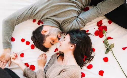 ਇਸ ਵੈਲੇਨਟਾਈਨ ਵੀਕ ਨੂੰ ਤੁਸੀਂ ਆਪਣੇ ਘਰ ਵਿੱਚ ਆਪਣੇ ਪਿਆਰ ਨਾਲ ਖਾਸ ਅਤੇ ਯਾਦਗਾਰੀ ਪਲ ਮਨਾਉਣ ਦੀ ਕੋਸ਼ਿਸ਼ ਕਰੋ। ਇਹ ਛੋਟੀਆਂ-ਛੋਟੀਆਂ ਕੋਸ਼ਿਸ਼ਾਂ ਨਾ ਸਿਰਫ਼ ਤੁਹਾਡੇ ਰਿਸ਼ਤੇ ਨੂੰ ਮਜ਼ਬੂਤ ਕਰਨਗੀਆਂ, ਸਗੋਂ ਤੁਹਾਨੂੰ ਅਤੇ ਤੁਹਾਡੇ ਸਾਥੀ ਨੂੰ ਇੱਕ-ਦੂਜੇ ਨਾਲ ਬਿਤਾਏ ਪਲਾਂ ਦੀ ਵਧੇਰੇ ਕਦਰ ਕਰਨ ਦਾ ਮੌਕਾ ਵੀ ਦੇਣਗੀਆਂ।