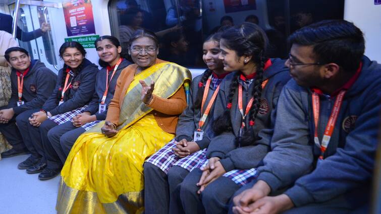 Watch Video President Murmu Takes Ride In Delhi Metro Interacts With School Students Watch Video: பிரதிபா பாட்டிலின் வழியை பின்பற்றும் திரௌபதி முர்மு! மெட்ரோ ரயிலில் பள்ளி மாணவர்களுடன் ஜாலி பயணம்!