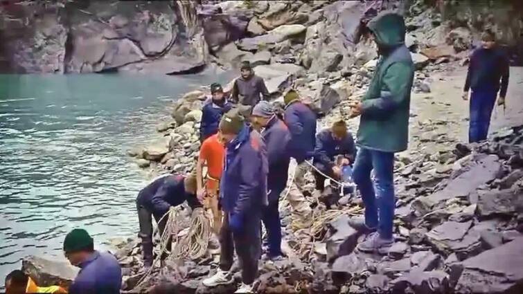 Kinnaur car Accident car fallen in Satluj three days ago Father announced reward 1 crore find missing son in Himachal pradesh News ann Kinnaur Accident: हिमाचल में लापता बेटे को ढूंढने के लिए पिता ने किया एक करोड़ के इनाम का एलान, तीन दिन पहले सतलुज में गिरी थी कार