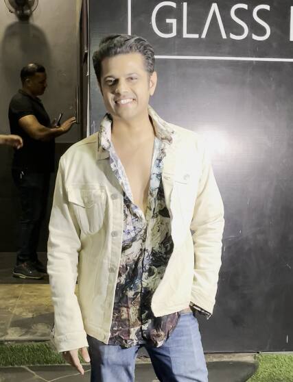 टीवी सीरियल गुम है किसी के प्यार में फेम एक्टर नील भट्ट भी अभिषेक की पार्टी में पहुंचे. नील के साथ में उनकी वाइफ और एक्ट्रेस ऐश्वर्या शर्मा नहीं आईं.