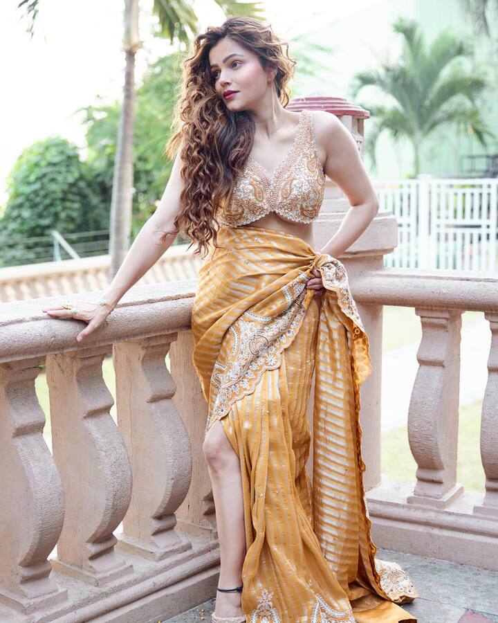 अभिनेत्रीने अनेक पोज दिल्या. पण काही लोकांना अभिनेत्रीची स्टाईल अजिबात आवडली नाही(pc:rubinadilaik/ig)