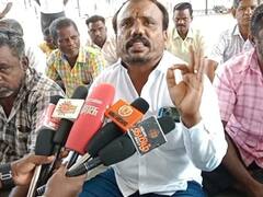 கரூர் மாநகராட்சி ஆணையர் சுதாவை இடமாற்றம் செய்ய வலியுறுத்தி ஊழியர்கள் போராட்டம்