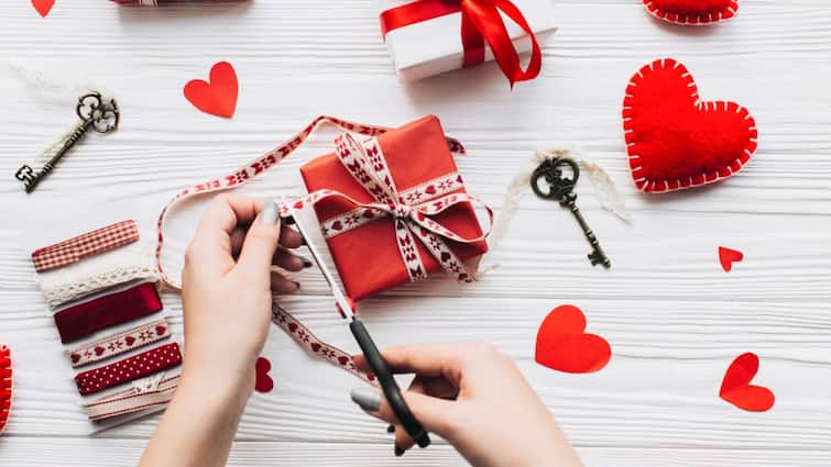 Make a heartwarming DIY gift for your partner this Valentines at home इस वैलेंटाइन घर पर ही बनाएं अपने हाथों से पार्टनर के लिए दिल को छू लेने वाला अनोखा उपहार