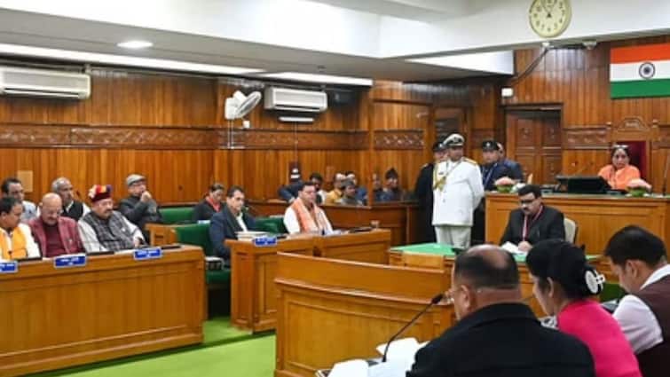 Uttarakhand has become the first state to pass the Uniform Civil Code bill UCC refers to a common set of laws Uttarakhand UCC Bill : उत्तराखंडमध्ये समान नागरी कायदा विधेयक मंजूर; राज्यात नेमका काय बदल होणार?