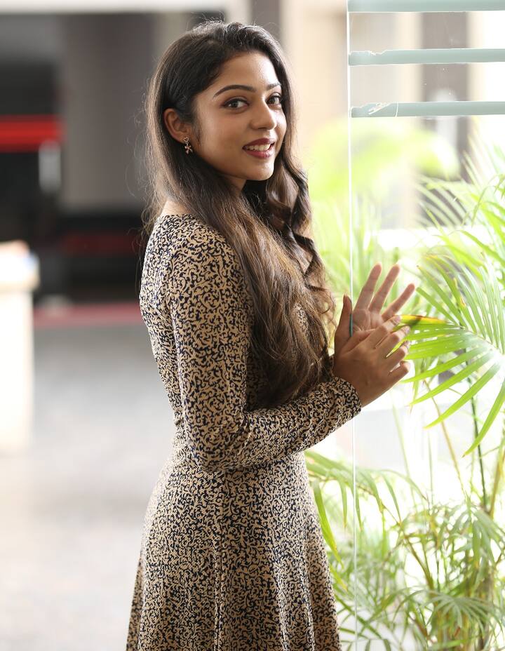 'ఊరు పేరు భైరవకోన' ప్రేక్షకులకు ఎటువంటి అనుభూతి ఇస్తుంది? అని వర్ష బొల్లమ్మను ప్రశ్నించగా... ''ఇదొక అవుట్ అండ్ అవుట్ ఎంటర్టైనర్. ప్రేక్షకుడు ఎడ్జ్ అఫ్ ది సీట్ థ్రిల్లింగ్ ఎక్స్ పీరియన్స్ ఇస్తుంది. ప్రేక్షకులు చాలా ఎంజాయ్ చేస్తారు. మంచి సందేశంతో పాటు సూపర్ నేచురల్ థ్రిల్లింగ్ ఇస్తుంది'' అని సమాధానం ఇచ్చారు. ఏకే ఎంటర్టైన్మెంట్స్, హాస్య మూవీస్ సంస్థలు సినిమాను భారీగా, ఖర్చుకు వెనుకాడకుండా ప్రొడ్యూస్ చేశారని ఆమె వివరించారు.