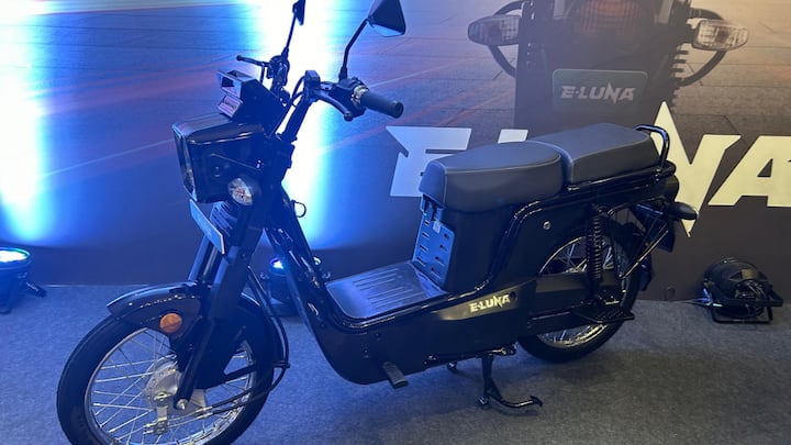 Other E-Luna variants include that of a smaller 1.7 kWh, 2.0 kWh and a larger 3.0 kWh battery pack with 150 km per charge riding range. The E-Luna also is fast charging compliant while getting swappable battery options. (Image Source: Somnath Chatterjee)