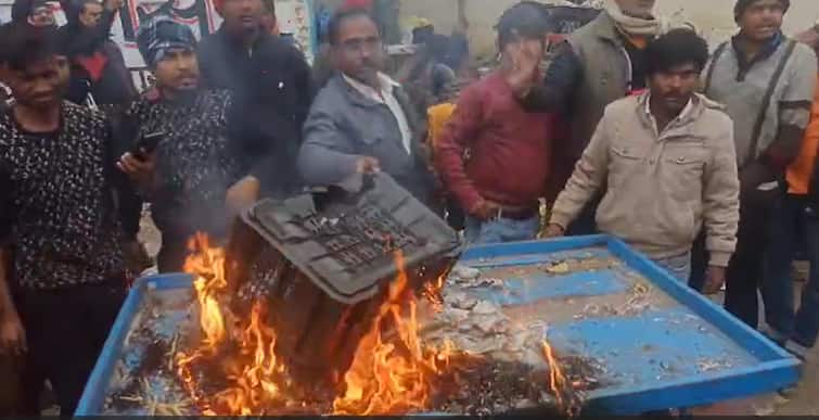 Gorakhpur track workers unique protest Municipal Corporation set fire ann Gorakhpur News: गोरखपुर में नगर निगम की मनमानी पर रेहड़ी और पटरी वालों ने किया अनोखा विरोध, ठेले में लगाई आग