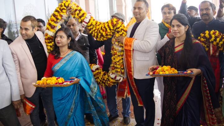 अरुणाचल प्रदेश के मुख्यमंत्री पेमा खांडू कैबिनेट मंत्रियों, विधायकों और अधिकारियों के साथ राम मंदिर में दर्शन करने मंगलवार को अयोध्या पहुंचे.