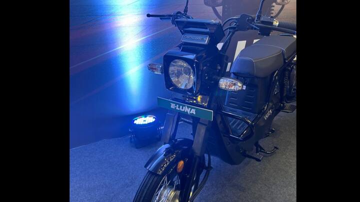 Kinetic Green claims that the E-Luna’s Total cost of ownership would be below Rs. 2,500 per month which includes an EMI of around Rs 2,000 per month and charging cost of just Rs 300 per month. The E-Luna has a functional appearance which is simple and minimalistic while it also has a removable seat. (Image Source: Somnath Chatterjee)