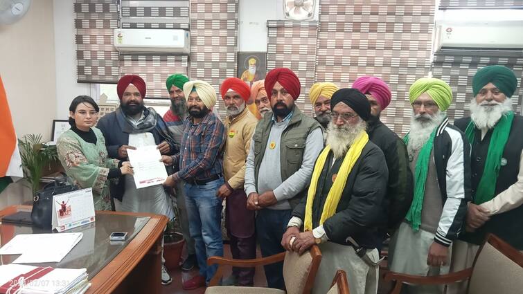 A joint delegation of farmers' organizations met the ADC bathinda Bathinda: ਕਿਸਾਨ ਜਥੇਬੰਦੀਆਂ ਦਾ ਸਾਂਝਾ ਵਫ਼ਦ ਏਡੀਸੀ ਨੂੰ ਮਿਲਿਆ, ਕਿਸਾਨਾਂ ਦੀ ਜ਼ਮੀਨ ‘ਤੇ ਹੋ ਰਹੀਆਂ ਰੈਡ ਐਂਟਰੀਆਂ 'ਤੇ ਲਾਓ ਰੋਕ, ਨਹੀਂ ਤਾਂ...